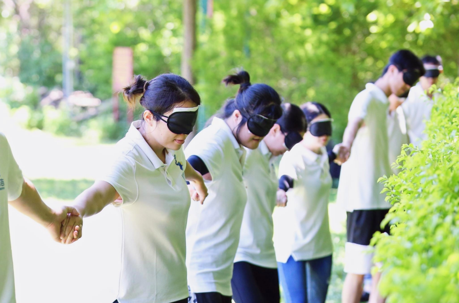 廣州團建游戲-瞎子排隊